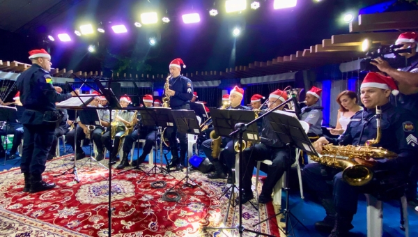Banda “A Furiosa” da PM embala a Praça da Revolução com hits natalinos antes do acender das luzes do “Natal de Vida, Esperança e Dignidade”