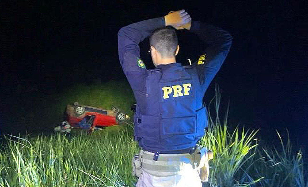 Capotamento deixa duas pessoas feridas na BR-364; PRF tenta intimidar jornalistas que buscavam informações sobre o acidente