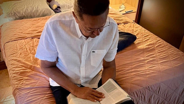 Em tribulação familiar, Silas Câmara publica foto lendo a Bíblia e diz que Jesus o sustenta