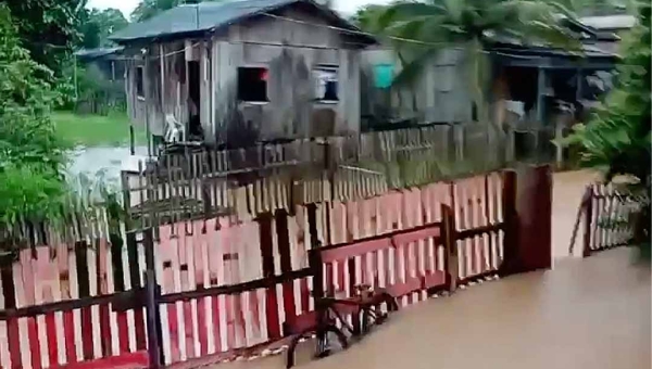 Chuva intensa provoca alagamentos e transtornos em diversos bairros de Rio Branco