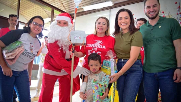  Governo e Ifac entregam brinquedos e kits de higiene a crianças em tratamento de saúde