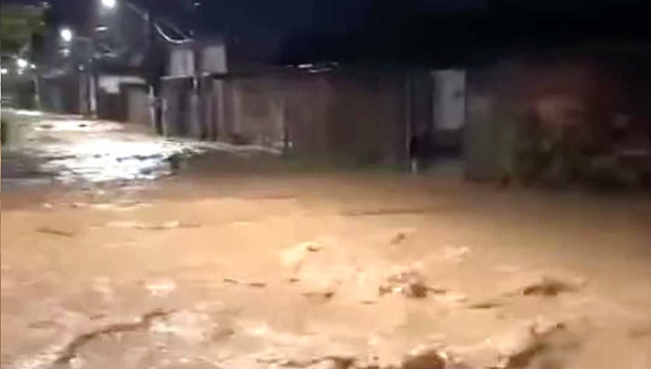 “O sentimento da população aqui é que estão deixando a gente pra morrer”, diz humorista ao relatar alagamento