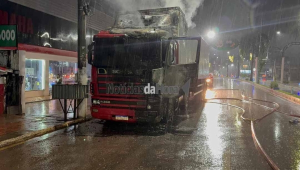 Caminhão pega fogo e fica destruído na Avenida Chico Mendes, em Rio Branco