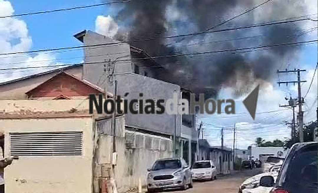 Casa fica completamente destruída em incêndio no bairro José Augusto, em Rio Branco
