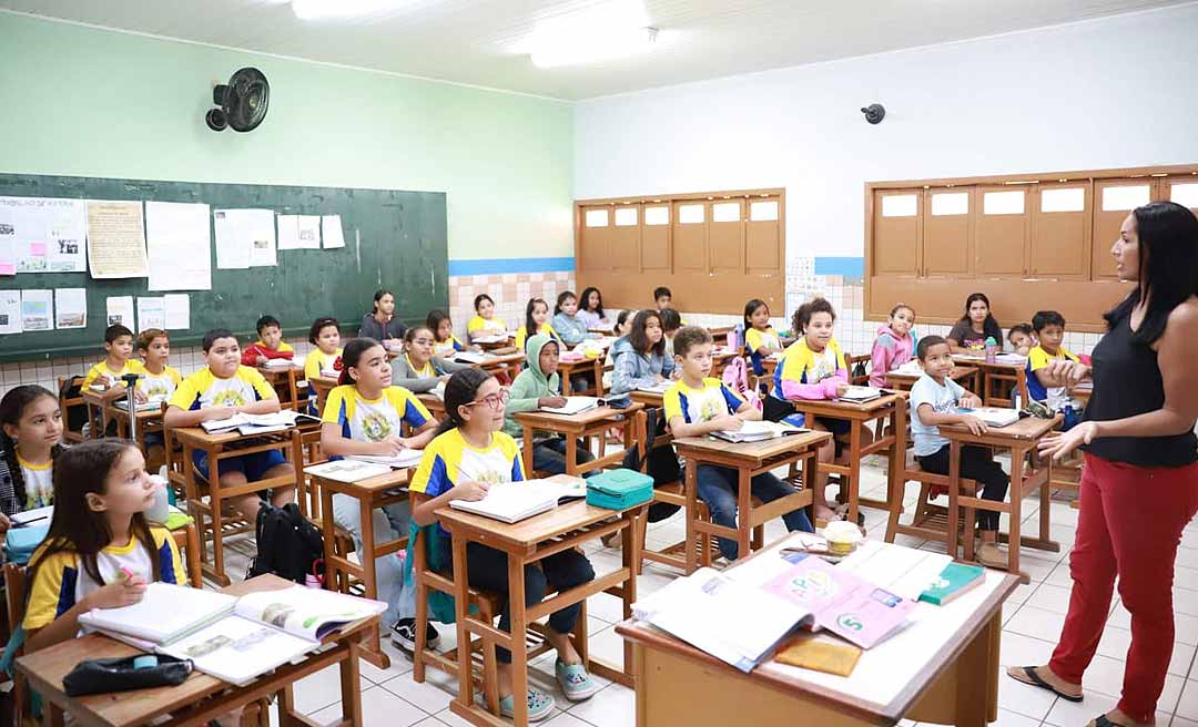 Progressão funcional pode garantir reajuste salarial a quase mil trabalhadores da Educação no Acre