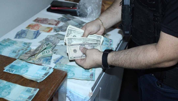 Polícia Civil cumpre mandados e apreende dinheiro, celulares e morfina em investigação sobre desvio de medicamentos no Acre