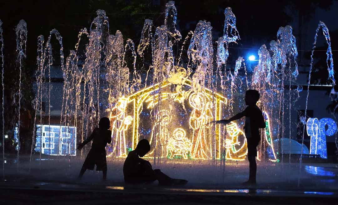 Entre risos, alegria e jatos d’água, Fonte Interativa prolonga o encanto do Natal em janeiro, na Praça da Revolução