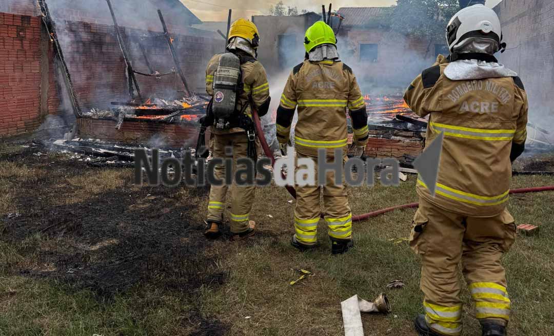 Guerra entre facções criminosas resulta em residência destruída por incêndio criminoso em Rio Branco