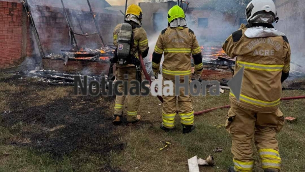 Guerra entre facções criminosas resulta em residência destruída por incêndio criminoso em Rio Branco