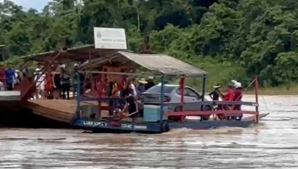 Balsas colidem na travessia do rio Juruá