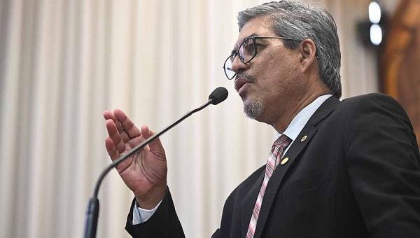 Edvaldo Magalhães comemora sanção da LOA com as emendas que garantem a volta dos 10% da tabela da Educação e a Revisão Geral Anual; PCCR da Saúde também está garantido