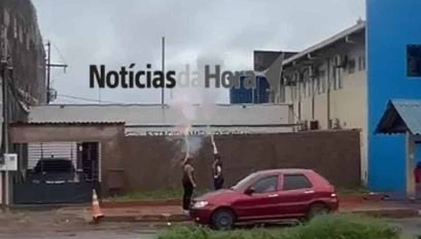 Servidores e comunidade comemoram mudança na gestão da URAP Vila Ivonete; fogos de artifício marcaram o momento