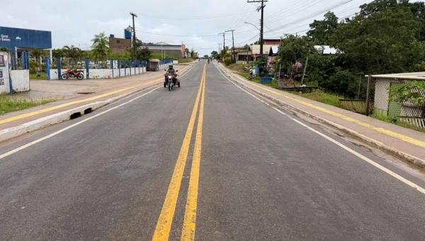 Asfaltamento realizado pelo Deracre garante melhores condições de circulação na Avenida Avelino Leal, em Tarauacá