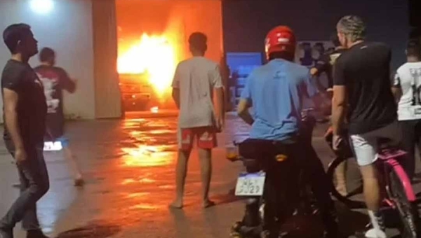 Caminhão pega fogo dentro de armazém e por pouco uma tragédia não é registrada em Tarauacá