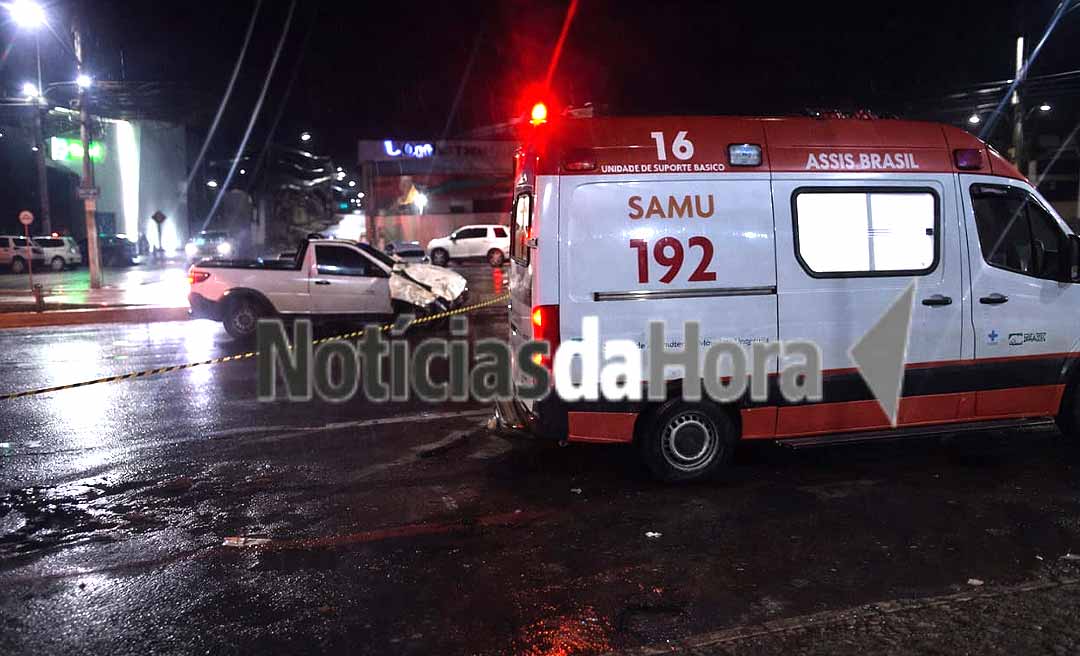 Motorista supostamente embriagado perde controle, provoca colisões e atinge papa-entulho na Avenida Ceará