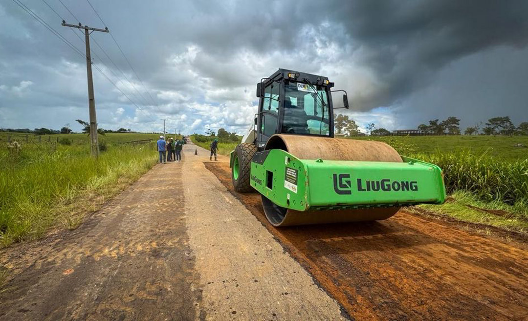 Deracre reforça manutenção no km 87 e vistoria condições da Transacreana