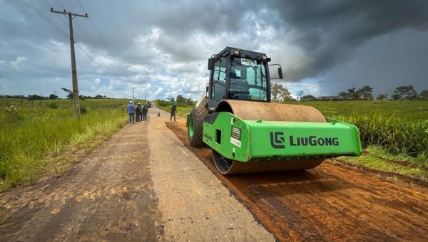 Deracre reforça manutenção no km 87 e vistoria condições da Transacreana