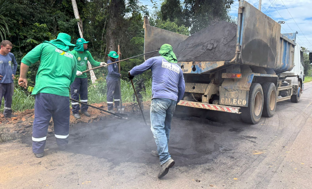 Deracre realiza operação tapa-buraco na AC-405 em Mâncio Lima