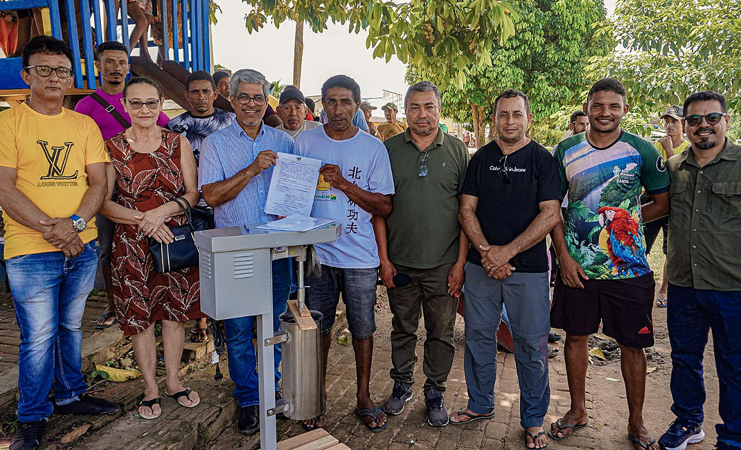 Edvaldo Magalhães entrega kits de beneficiamento de açaí e barcos a comunidades de Jordão