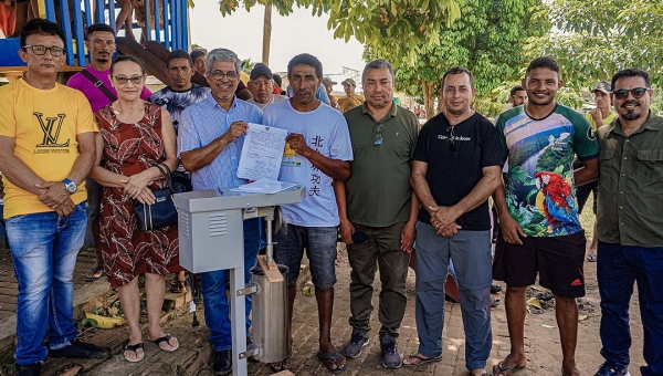 Edvaldo Magalhães entrega kits de beneficiamento de açaí e barcos a comunidades de Jordão