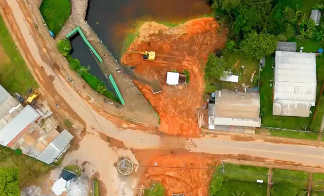 Prefeitura de Feijó realiza obras de drenagem em local que moradores sofriam com alagação