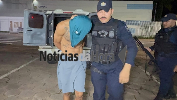 Homem é preso com espingarda calibre 12 após tentativa de fuga no bairro Cidade Nova, em Rio Branco