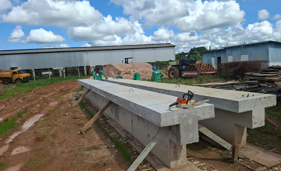 Deracre trabalha em obras da passarela do Ramal do Adolar e mantém equipes em campo em Sena Madureira