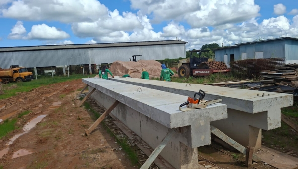 Deracre trabalha em obras da passarela do Ramal do Adolar e mantém equipes em campo em Sena Madureira