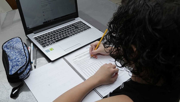 Internet nas salas de aula: Acre acelera conexão das escolas públicas e projeta cobertura total até 2026