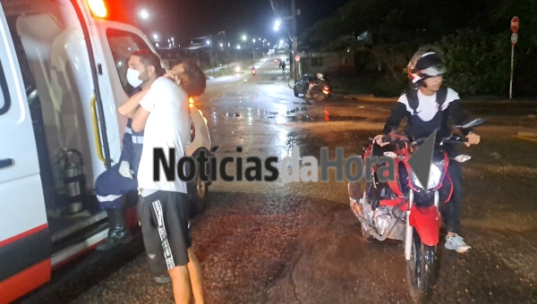Motociclista dorme sobre a moto, bate em rotatória e colide com árvore na Estrada Jarbas Passarinho