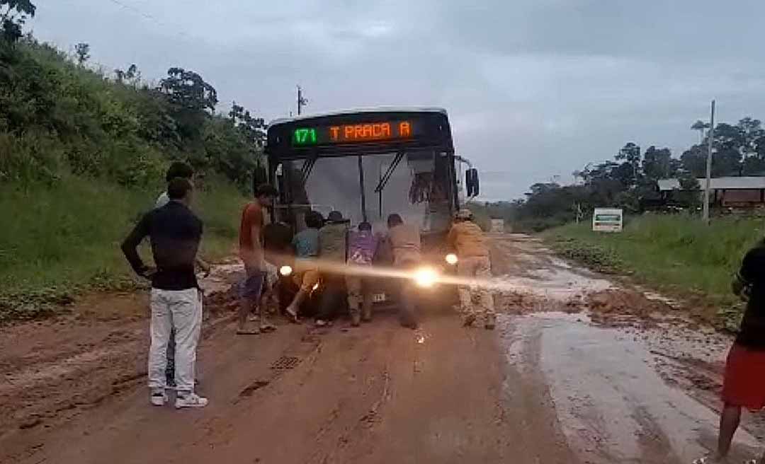 Ônibus fica atolado na BR-364 em trecho perto do rio Gregório no interior do Acre