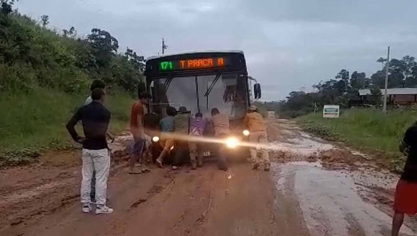 Ônibus fica atolado na BR-364 em trecho perto do rio Gregório no interior do Acre