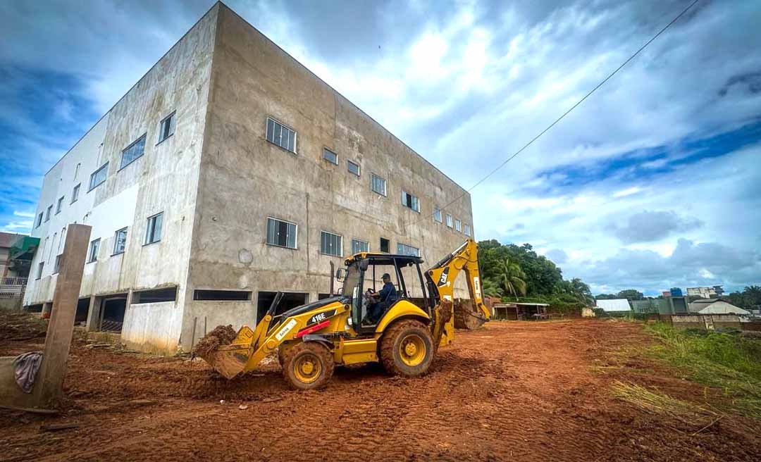 Obras de contenção, pavimentação e limpeza no pátio da nova sede da CGE são executadas pelo Deracre