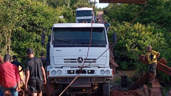 Caminhão derruba ponte em ramal de Senador Guiomard e moradores denunciam abandono e risco de tragédia
