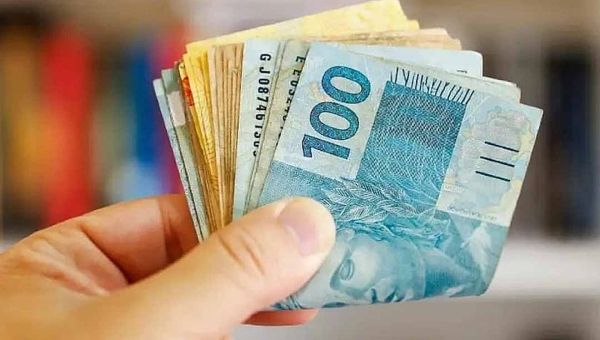 Reajuste do salário mínimo, fixado em R$ 1.621, passa a valer e altera pagamentos de trabalhadores e beneficiários do INSS