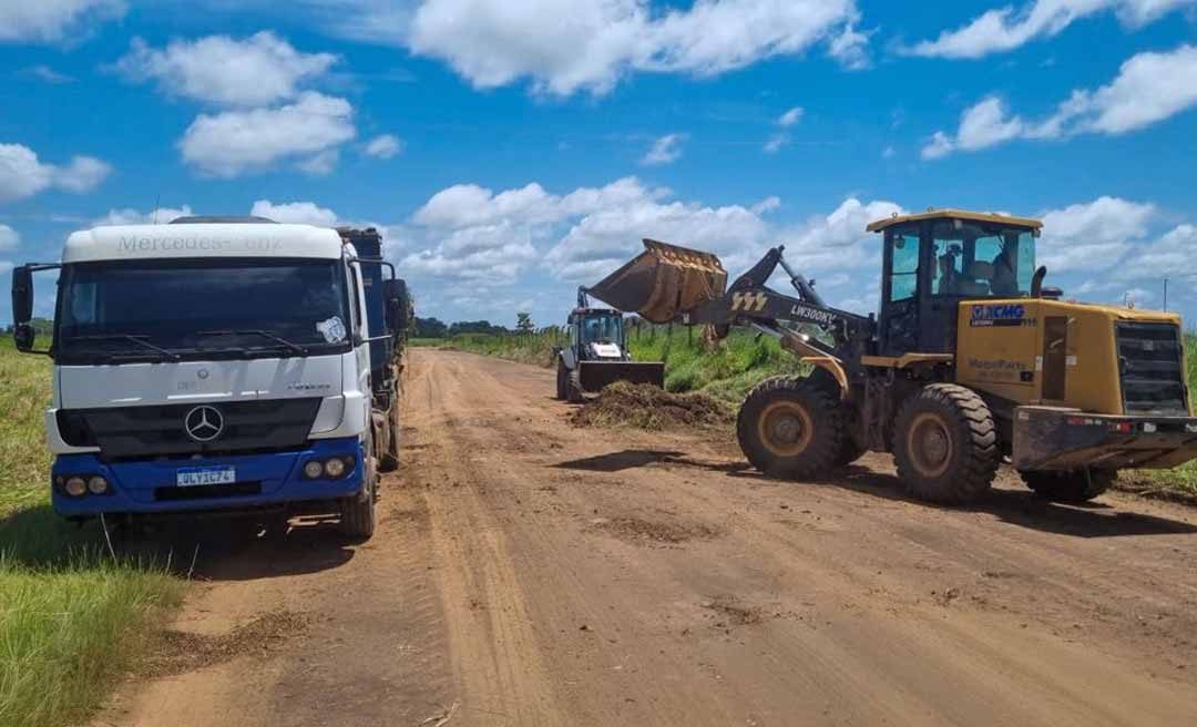 Deracre executa limpeza de acesso à área da ZPE em Senador Guiomard