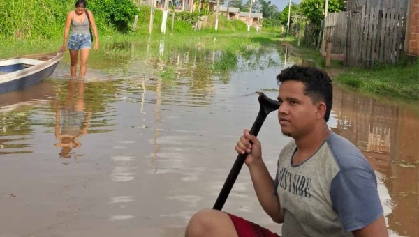 Boletim da enchente registra 1.000 famílias cadastradas e distribuição de 30 mil litros de água em Boca do Acre