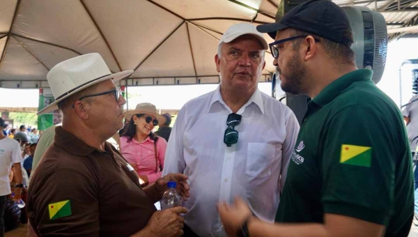 Petecão investe na cafeicultura e garante máquinas para produtores de Mâncio Lima