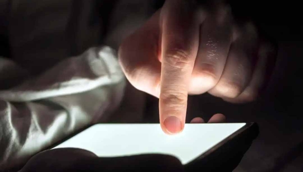 Conteúdos falsos criados com IA mais que triplicam entre 2024 e 2025