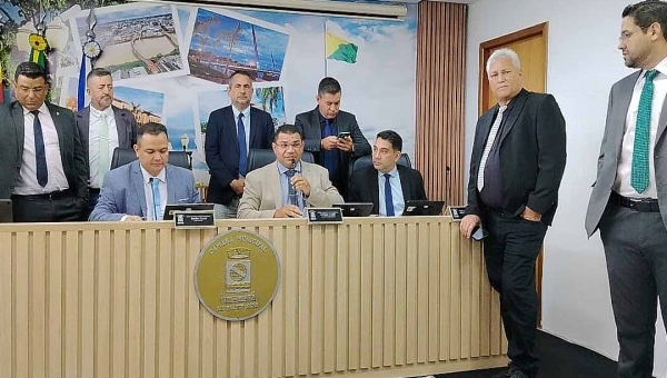 Apenas 9 vereadores comparecem e sessão da Câmara de Rio Branco é cancelada por falta de quórum
