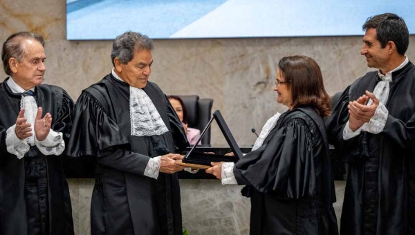 Sob aplausos e cercado por autoridades e amigos, Valmir Ribeiro encerra carreira no TCE-AC após mais de 36 anos