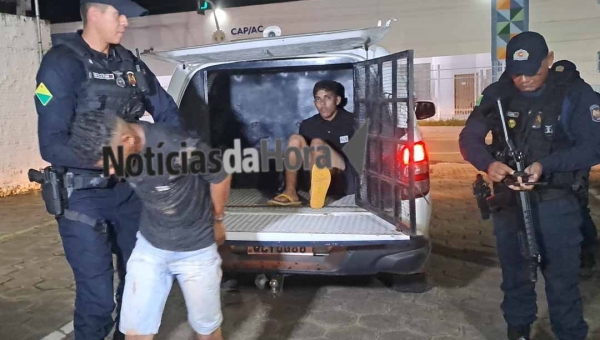 Guarnição 103 da Baixada da Sobral detém dupla armada durante abordagem na Estrada da Floresta, em Rio Branco