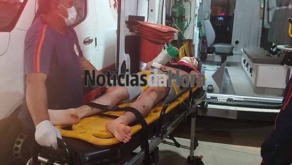 Motociclista cai após pneu furar em curva no Quinari e é encaminhado ao Pronto Socorro