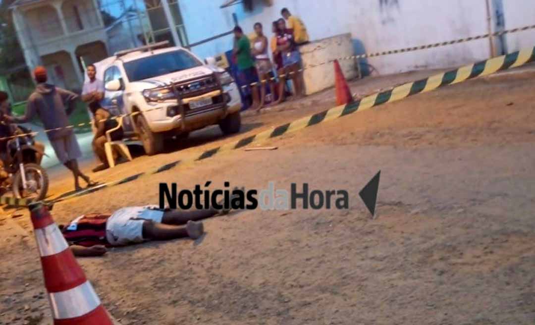 Jovem é executado com tiros na cabeça ao sair de bar em Xapuri; vítima de 22 anos foi surpreendida por dupla em motocicleta