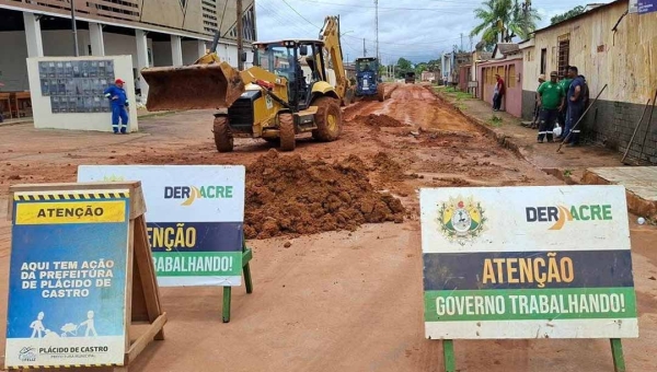 Deracre e Prefeitura de Plácido de Castro trabalham em obras de asfalto na Rua José Pereira Nolasco
