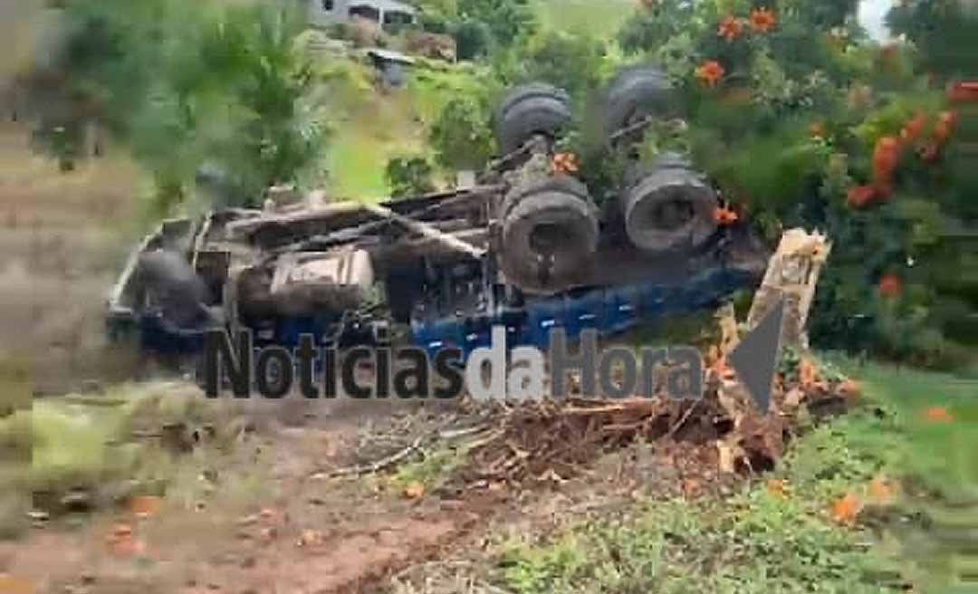 Caminhoneiro sobrevive após caçamba despencar em ribanceira na BR-364; cabine ficou completamente destruída