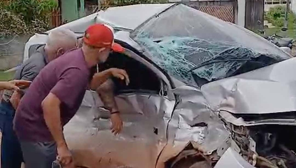 Colisão entre carro de passeio e caminhonete deixa feridos leves em Boca do Acre