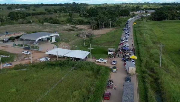 Manifestantes bloqueiam trecho da BR-364 e deixam viajantes do Juruá retidos em Feijó