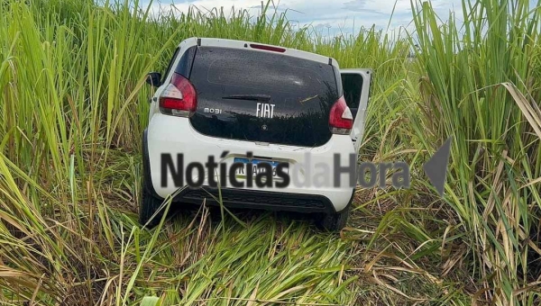 Carro invade área de mata após motorista passar mal em Rio Branco