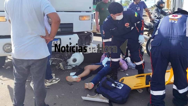 Mulher e filho ficam feridos em colisão entre caminhão e motocicleta em Rio Branco